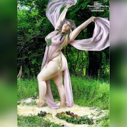 Anna @annamarxmodeling is embracing her inner wood nymph for this shot  #curves #bodypositive #honormycurves #avaloncreativearts #manik #plusfashion #plussize #maryland #summer #dionysus  #goddess #curvy #thickwomenonly #thickwomendoitbetter #photosbyphel