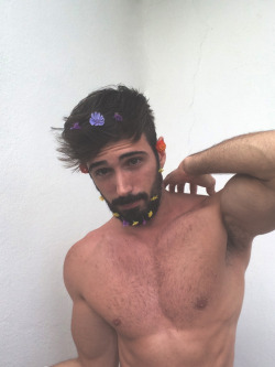 bahamvt:  bahamvt:  i’ve officially joined the flower beard movement!  adding to appearance page :D 