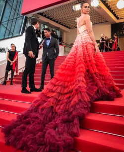 csiriano:  Now that’s one fabulous #cannes red carpet moment! The stunning @_anna_schafer_ in a Siriano ombré tulle gown! Styled by the amazing @jeffkkim #happysunday #sundayglamour