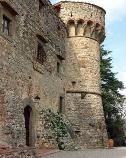 igerstoscana:  Meleto Castle in the heart of Chianti Classico region … (1)  #castellodimeleto #toscana. #siena #tuscany  #toskana #chianti #chiantilovers #chiantishire  #gaioleinchianti #italy #meleto #vino  #castle  #тоскана #vivotoscana #volgotoscana