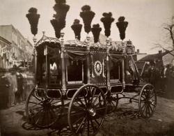 serina:  Abraham Lincoln’s hearse, 1865 This photo is absolutely amazing, everything about it speaks, the hearse in crisp focus, the blurry and spooky people there to bear witness.. 