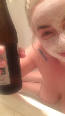 amyleemcg:  Hi guys I’m just hanging out in my bath being cute as heck and drinking beer 