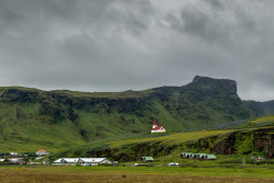 ratzerart:  Vík: Blick auf die Kirche in Vík í Mýrdal (der Bucht im sumpfigen Tal). Vík stellt den südlichsten Punkt auf Islands Festland dar und liegt direkt an der Ringstraße #1. Der Strand von Vík besteht aus schwarzer Lava und gilt als