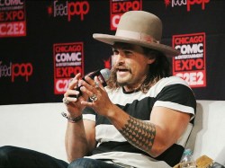 thirat-atthiraride:  Jason Momoa is actually a soft teddy bear who’s obsessed with his wife and kids ♡.   Jason fanboying AND high-pitched squealing over Han Solo.     Jason Momoa with his Momoa-proof mic. (Since he kept on dropping it dramatically