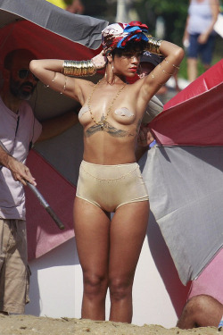 fuckyeahrihanna:  Behind The Scenes of Vogue Photoshoot in Brazil 
