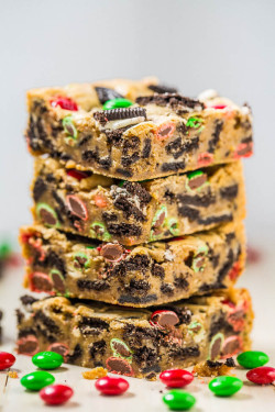 feabie: sweetoothgirl:   LOADED M&amp;M OREO COOKIE HOLIDAY BARS   #FoodieFriday is slowly getting more holiday-ish. Sort of.  Visit Feabie  GET IN MAH BELLAH