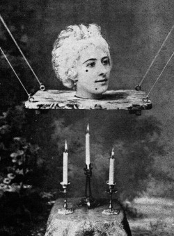 Jeanne d'Alcy dans Escamotage d'une dame de Georges Méliès, 1896. C'est le premier film de l'histoire du cinéma français utilisant un trucage.