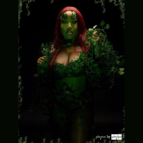Asia @asiammkaycharnay embraces her cosplay skills as Poison Ivy. Did two light set ups one more soft lite and this one with a more horror movie feel, since Ivy loves plants over all things.. murdering for the good of the green was always part of the