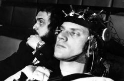 mellamofernandaquetal:  behindtheillusions:  Director Stanley Kubrick and Malcolm McDowell on the set of A Clockwork Orange (1971).  Feliz cumpleaños a un grande