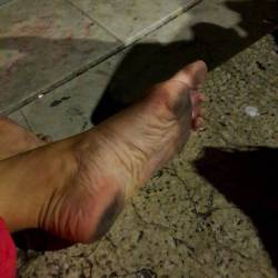 Yesterday my supermodel SWAINS sent a pic she took of her dirty sole, taken while she was enjoying (barefooted, of course! :D ) the nightlife in downtown Verona (Italy). SWAINS asked me to share it with you all.. very kind of her, huh? ;-) SWAINS.. WE