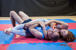 femdom-wrestling:  bodyscissors 