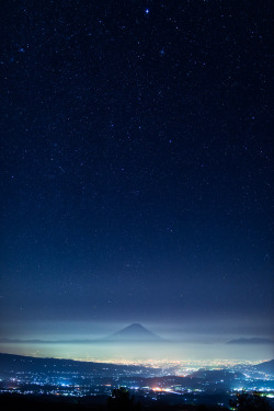 fuckyeahjapanandkorea:  Japan and Mt Fuji - Under the Starry Sky (by Yuga Kurita) 