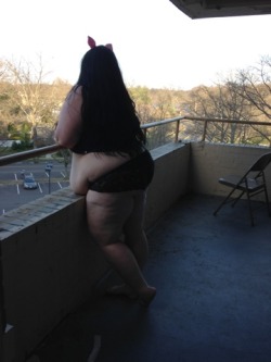 fatsupremacist:  just hanging outside with my gut on the balcony.