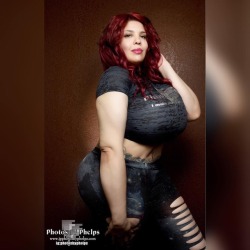 What goes better with Curves than  Photos by Phelps Shirt printed by @damesarts ?!? Jessie Romann @msromann  as always fills outva shirt like no other can  #Tshirt #photosbyphelps #latina #busty #redhair #stretchpants #baltimore #redlips Photos By Phelps