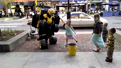 rhythmicpursuit:  protowilson:  sexanddatensincity:  kissmyasajj:  sizvideos:  Human Transformer - Video  SHUT UP  In all honesty, even I would act like a child.  OK that’s legit incredible.  Holy shit! This is in Ann Arbor like two blocks from my house!