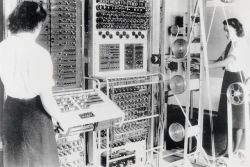 Alan Mathison Turing è stato un matematico, logico e crittografo britannico, considerato uno dei padri dell'informatica e uno dei più grandi matematici del XX secolo.Il suo lavoro ebbe vasta influenza sullo sviluppo dell'informatica, grazie alla sua