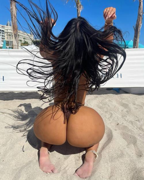 atelierdemuse:  (Source)instagram : AtelierDeMuse   Sua linda esposa adora se exibir na praia. Haja cornitude 