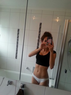 sorry-u-r-dismissed:  after workout after shower selfie. hello abs :)