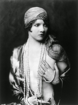 damsellover:    Ziegfeld Girl, 1920′s 
