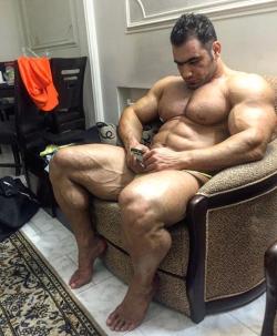 harvzilla:  Todd was pretty dismissive when you showed him the Chronivac mobile app on your phone saying he was ‘Happy with his body’ and ‘didn’t need it’. So it was pretty satisfying to come in and find him looking MASSIVE and staring dumbly