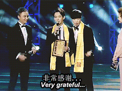 elaysium: 150108 - Jongdae giving his thank-you speech entirely in Mandarin when EXO won Best International Group at Hua Ding Awards 