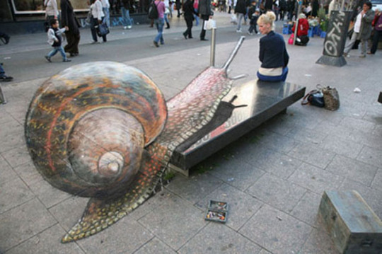 Julian Beever’s Giant Snail art viewed from the correct angle. 