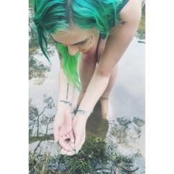 I&rsquo;m a nature freak💚🌱🐸 I want to live in the wild💚🌸🌸🌸 Backup 👉🏻 @officialbbydoll.420 💨💨 #positivevibes #nature #frog #waterfall #waterhole #grass #greenhair #tattoos #dermal #naturefreak #exhibitionist #publicdesire
