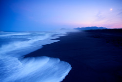 enchanting-landscapes:  Никифоров Егор - Ночь на берегу Тихого океана  