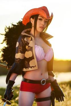 whoisthatbabe:  Linda Le cosplaying as Nico Robin from One Piece anime. AKA Vampy Bit me.More pics of Linda Le here. 