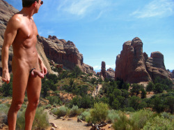 dekanuk:    dekaNukâ€™s archive of naked exhibitionist men   