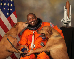 diamondstodemons:  NASA astronaut Leland D Melvin with his dogs Jake and Scout.
