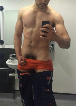 gayguyessex:  This hung &amp; horny fucker lives somewhere near me…..if only there was a glory hole big enough to fit his big thick tool through for me to gag on! 