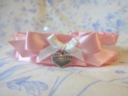 waywardkittenshop:  I am so happy with this little custom collar~ made with a bow fastening to make it safe for sensetive skin! I hope that the little princess who recieves it, loves it as much as i do!~ 