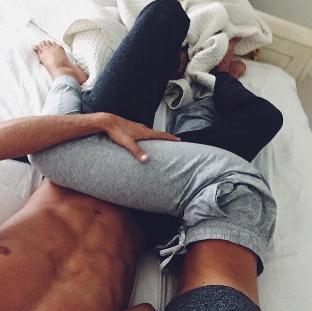 Фото девушки в кровати с парнем
