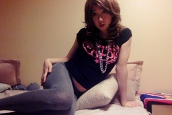glamsissyasiantgirl:I feel extra naughty wearing the new yoga pants and the silver chain necklace. :p