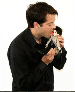 fuckyeahballjointeddolls:  doctorwhofreak2:  …you… …you guys? I just found a picture of misha licking a bjd I DON’T KNOW WHAT TO THINK ABOUT THIS  someone out there has Yo SD’s dressed as Cas/Sam/Dean &amp; took them to a con or something &amp;