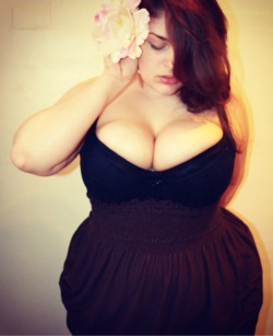 molotowcocktease:  favoritelittleseason:  What an absolute babe.  Uhm, *raises hand* it’s me!  Sexxxy thickness