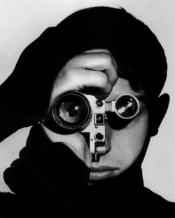 Dennis Stock photo by Andreas Feininger, 1951via: iconicphotos▶ Leica SM with TEWE viewfinder for the curious