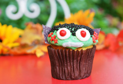 365daysofhalloween:  magicalfanaticism:  Mickey’s Not-So-Scary Halloween Party Treats (via First Look: Mickey’s Not-So-Scary Halloween Party Treats « Disney Parks Blog)   *grabbie hands and heart eyes*