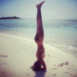 gnubeauty:  Sirsasana forever -  #beach yoga forever! priyanandatantra: EL MUNDO ES TU ESPEJO #isladelatortuga #naturaleza #armonia #aquiahora #venezuela #agradesiendo #love #sirsasana #tantrasana #nakeasana #nudeasana