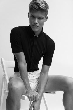 godly-hommes:  boycastings:  Robbie Davidson of New York ModelsHEIGHT: 6’2″ | WAIST: 30 | SHOE: 10 | HAIR: BLONDE | EYES: BLUEPhotos by Dustin Mansyur &amp; Marc SifuentesShirt by Raf Simons for Fred Perry shorts by Zara  Follow For More