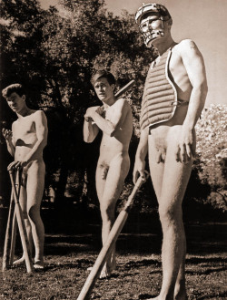 vivre-naturiste:  vintage naturists baseball player