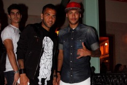 fzneymar:  Neymar Jr. &amp; Dani Alves im Restaurant “Paris 6” in São Paulo. (06.06.2014)   Photo by Marcos Ribas/Photo Rio News