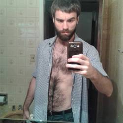 mimesmo:Acordei me sentindo sexy hj. E sempre #selfie #barba #beard #mimdeixa #hairy #hairychest #pelos #shirtless (em Cidade Universitária - Barão Geraldo.)