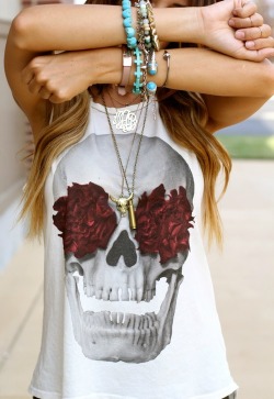 Skull and Roses en We Heart It. http://weheartit.com/entry/86353477