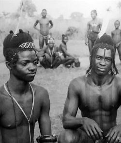 ukpuru:  Young men of the ogbolo age-grade, with uli and fine hairstyles, Achalla Awka, north central-Igbo area, Nigeria. Photo: K. C. Murray, 1939. 