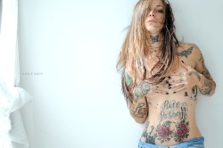 Tattoed girl // Refen