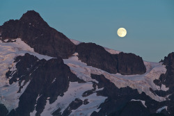 ericmickelson:  Scrambled up Mt Herman last night to catch the full moon rising over Mt Shuksan.  Heckuva way to spend an evening. Portfolio: ericmickelson.com Instagram: @_ericmickelson 