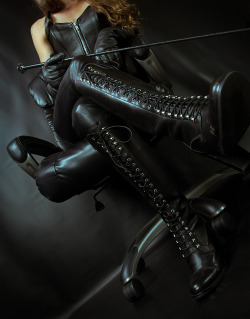 miss-legendary-whiskey:  Come here and kneel at my feet, pet.  