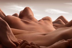 bellezzaxx:  WOAH WHAT THE HECK at first I was like “wow these sandy dunes really look like a woman’s body, I wonder if they did that on purpose” 